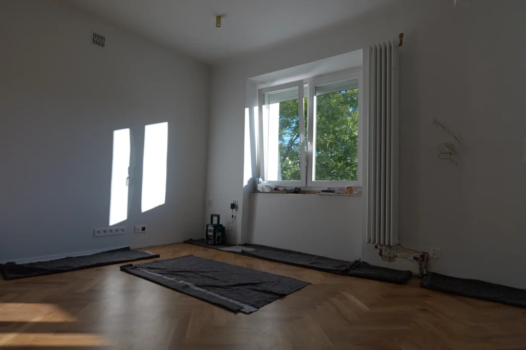 Remont generalny 67 m² w bloku z 1951 roku: nowe instalacje, oryginalny parkiet